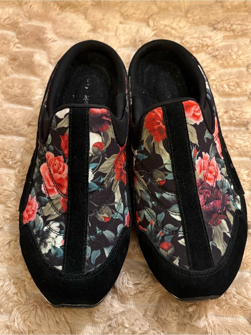 Traveltime Easy Spirit Vibrant Floral Slip-On Women's clogs in Black and Red
620